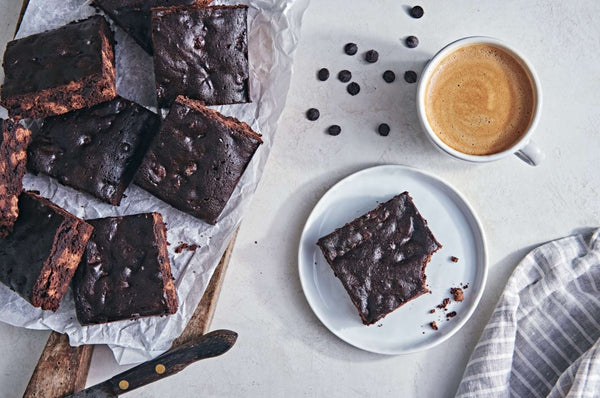 Cómo evitar que las chispas de chocolate se hundan en los brownies
